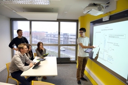 travail de groupe devant un écran interactif