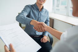 Serrement de mains entre un étudiant et un pro