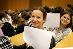 Deux participantes et leur dessin de vélo en amphi