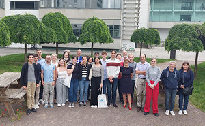 Photo de groupe : les élèves participants, leurs enseignants et les organisateurs des Olympiades