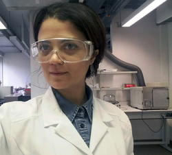 portrait de Sana LABIDI dans son laboratoire avec lunettes de protection